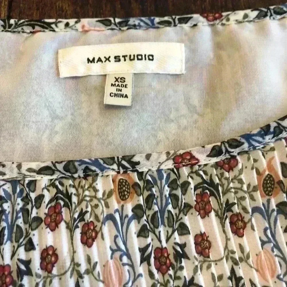 Max Studio | Flowy Floral Top w/Bell Sleeves - Picture 3 of 5